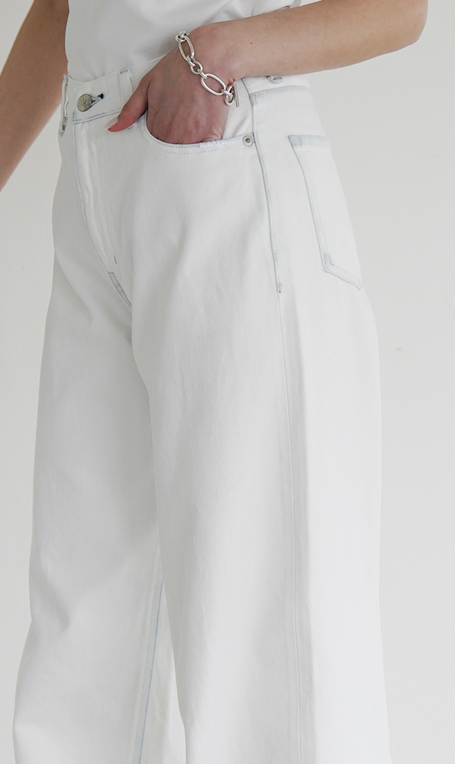 素材からジャパンメイドにこだわったワイドストレートのデニムパンツ