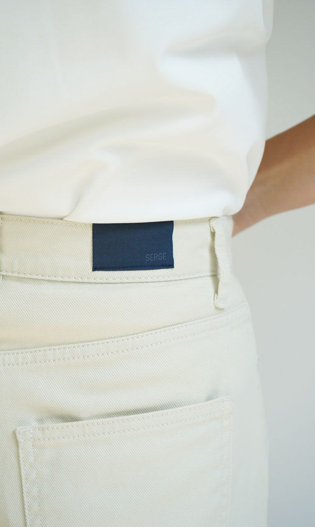 クリーム色 スリムフィットデニムパンツ 綺麗なストレートラインで女性らしく,上品に穿けるシルエット“CHERIE