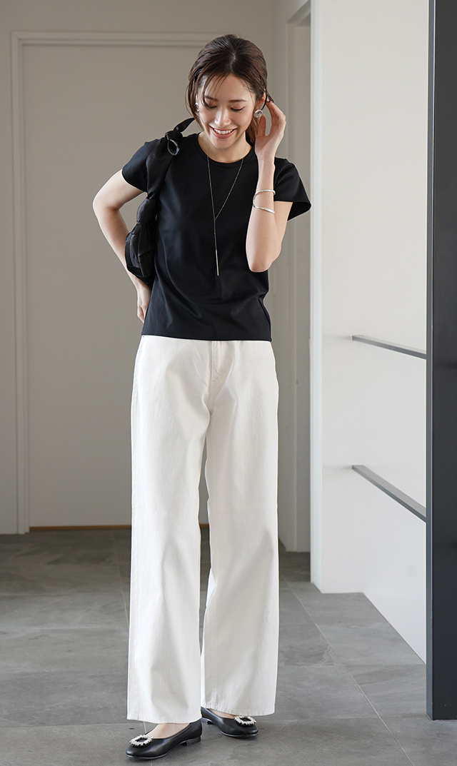 ワイドなシルエットサージデニムパンツ白