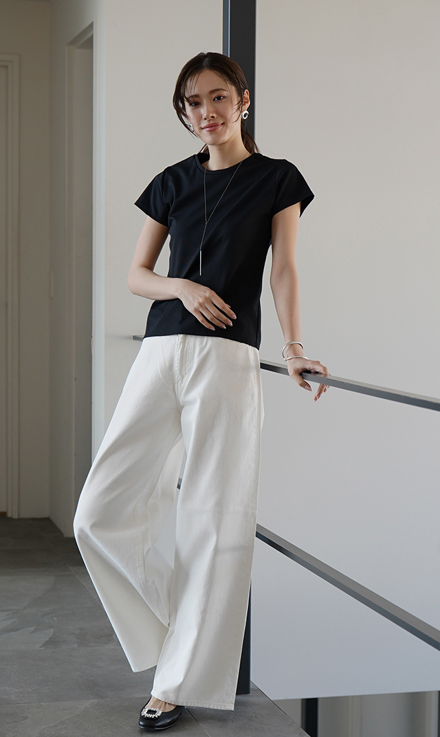 ワイドなシルエットサージデニムパンツ白