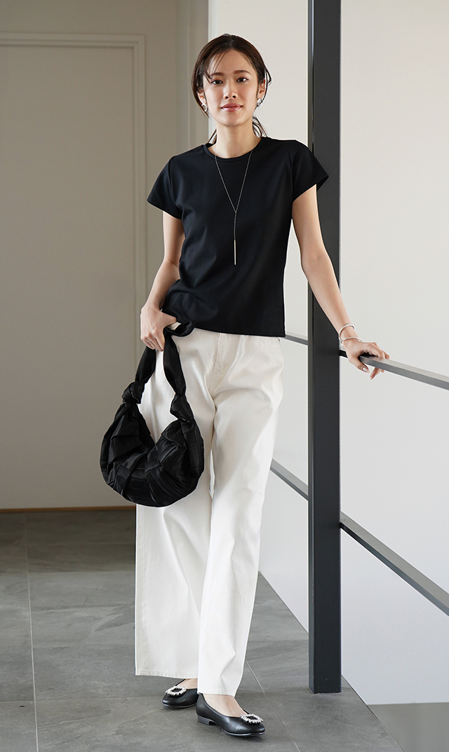 ワイドなシルエットサージデニムパンツ白