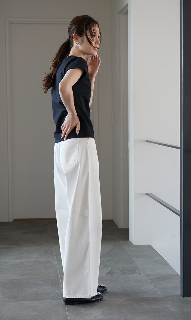 ワイドなシルエットサージデニムパンツ白