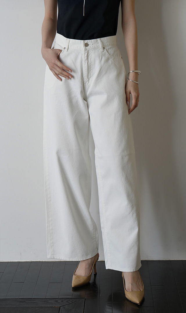 ワイドなシルエットサージデニムパンツ白