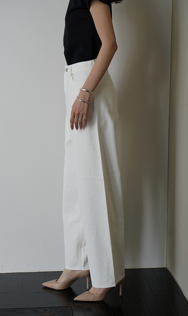 ワイドなシルエットサージデニムパンツ白