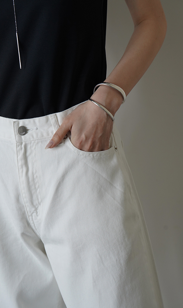 ワイドなシルエットサージデニムパンツ白