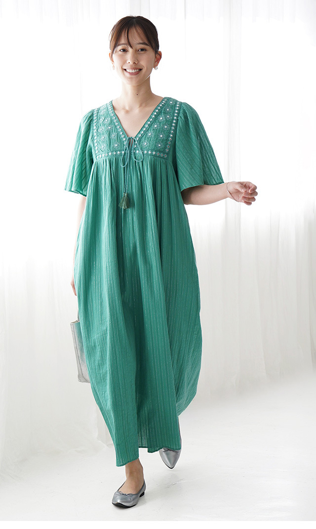 風を取り込む、ミラー刺繍のベルスリーブドレス “Cotton Jacquard