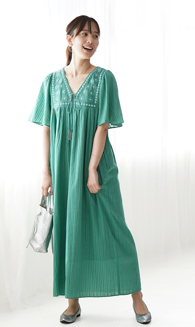 風を取り込む、ミラー刺繍のベルスリーブドレス “Cotton Jacquard