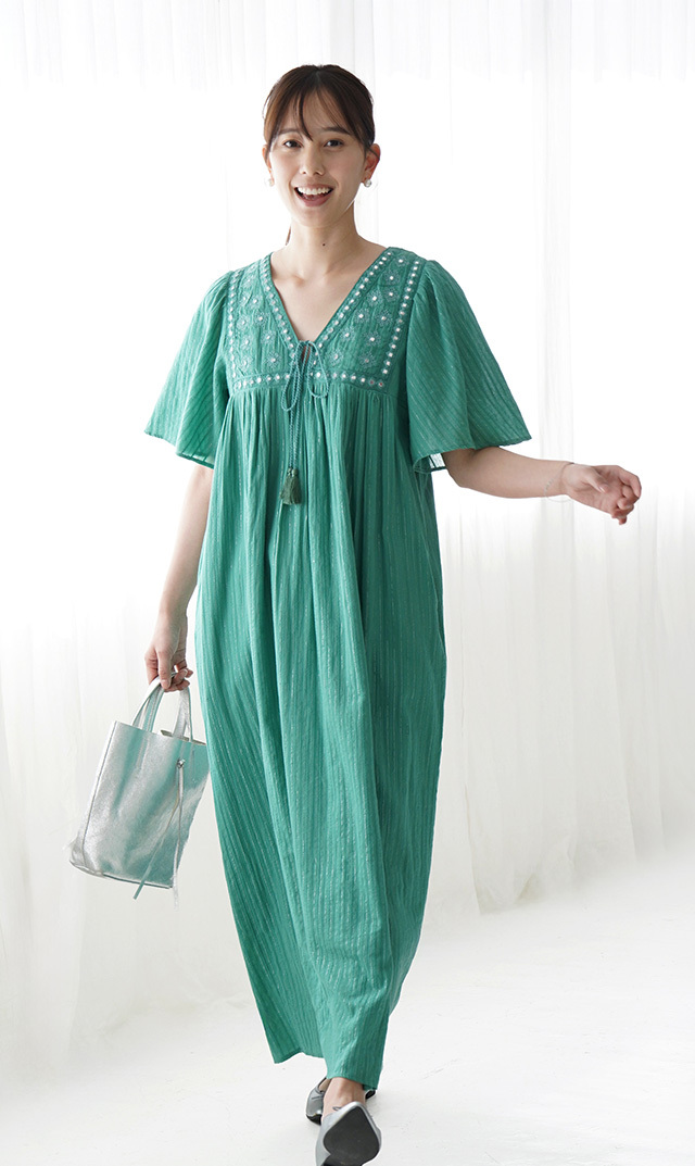 風を取り込む、ミラー刺繍のベルスリーブドレス “Cotton Jacquard