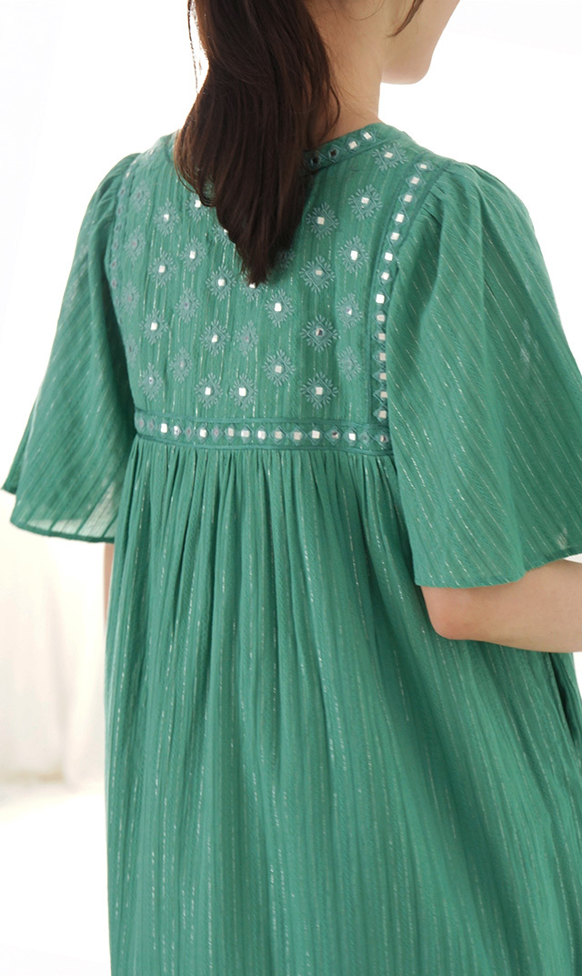 風を取り込む、ミラー刺繍のベルスリーブドレス “Cotton Jacquard