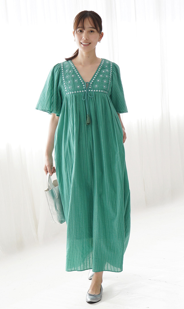 Dress black刺繍入りグリーンドレス 風を取り込む、ミラー刺繍のベルスリーブドレス “Cotton Jacquard