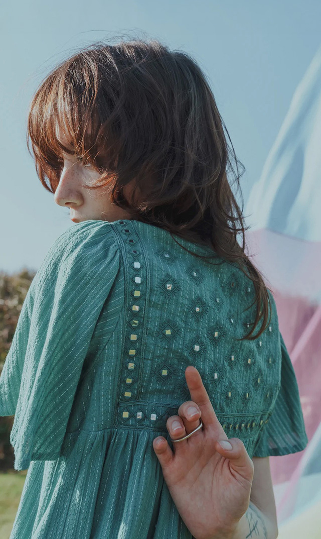 風を取り込む、ミラー刺繍のベルスリーブドレス “Cotton Jacquard