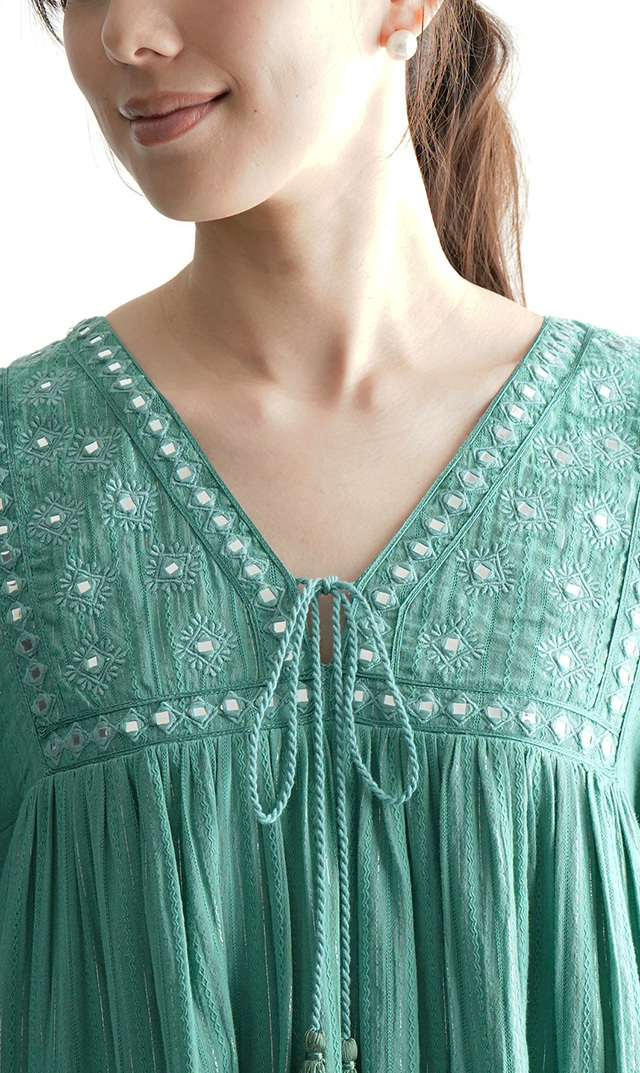 風を取り込む、ミラー刺繍のベルスリーブドレス “Cotton Jacquard