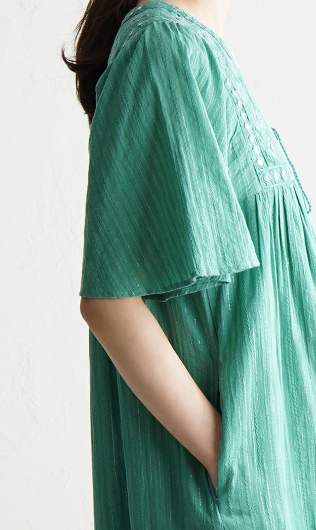 風を取り込む、ミラー刺繍のベルスリーブドレス “Cotton Jacquard