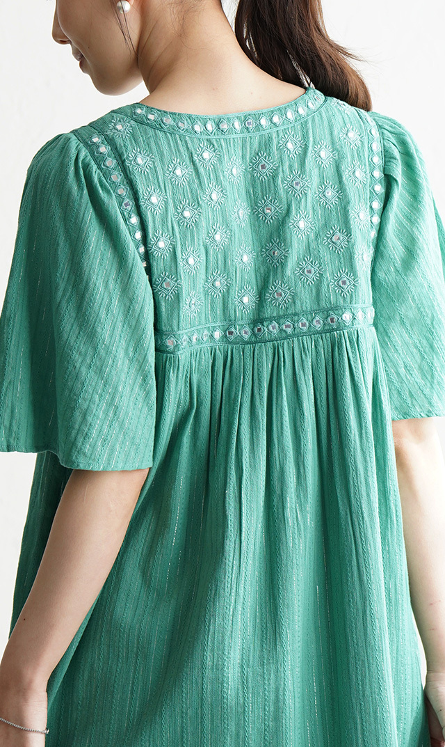 風を取り込む、ミラー刺繍のベルスリーブドレス “Cotton Jacquard
