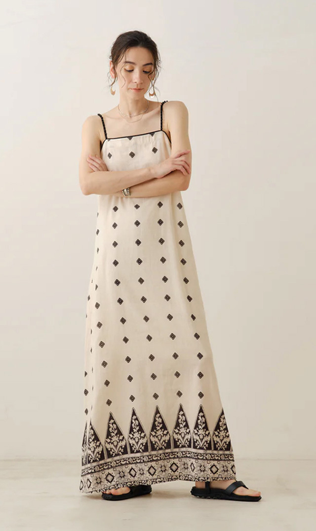 さりげなくインドの遊び心を添えたマキシ丈のキャミドレス “Cotton