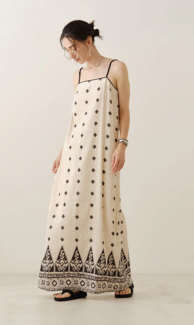 さりげなくインドの遊び心を添えたマキシ丈のキャミドレス “Cotton