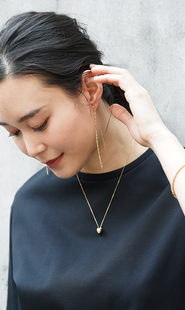 華奢なフォルムながら、高級感のある佇まいの“Multi Chain Drop