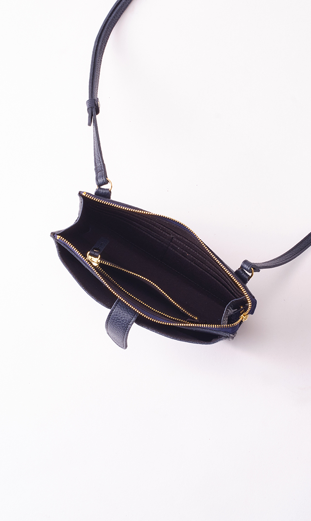 VIOLAd’ORO ヴィオラドーロ スマートフォンポシェット ラタン ブラック VIOLAd'ORO ヴィオラドーロ スマホポシェット ADRIA