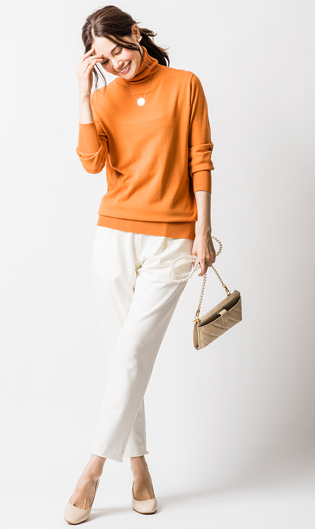 秋冬のワードローブに外せないシンプルで上品な佇まいの アデルタートルニット が登場