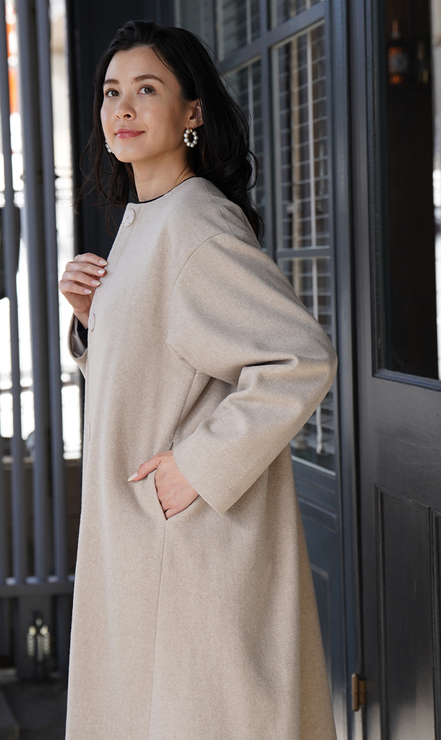 洗練されたシルエットを美しく着こなす“メルロングコートが登場！