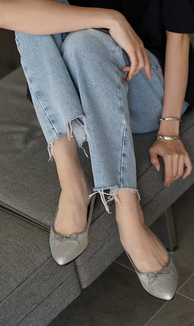 プラスするだけで着こなしを華やかに染める”グリッターバレエ