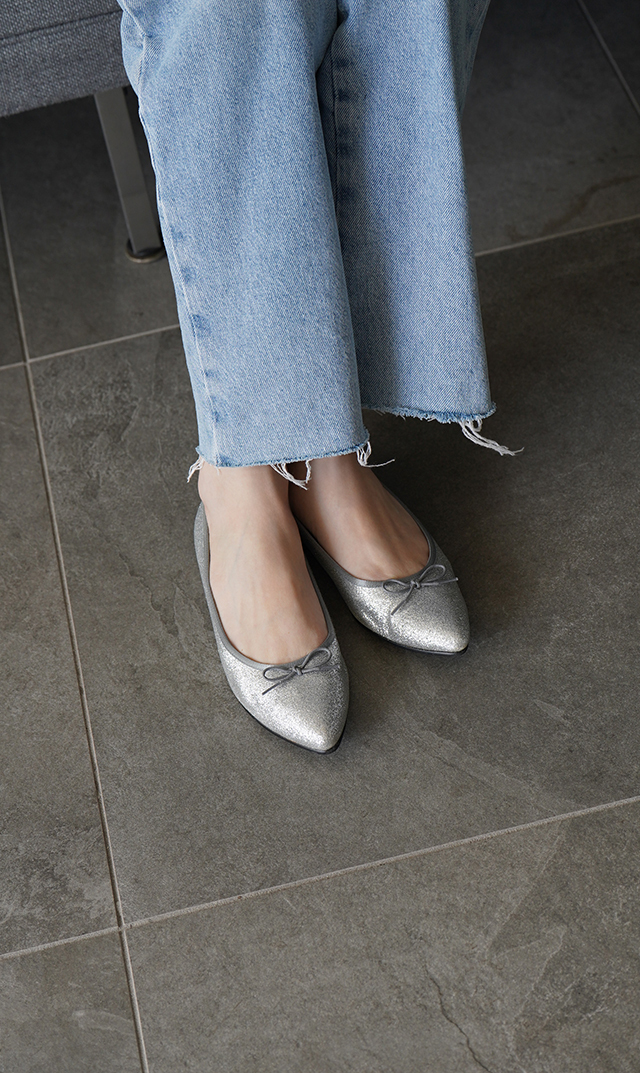 ヴィリーナ 晴雨兼用ポインテッドバレエシューズ(グリッターシルバー) プラスするだけで着こなしを華やかに染める”グリッターバレエ