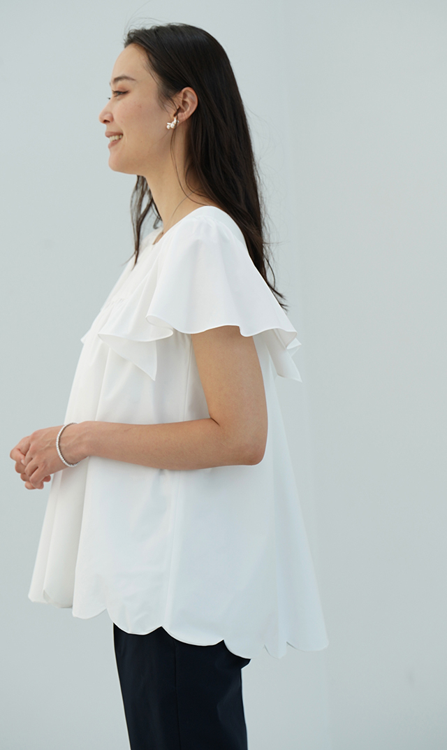 軽やかな清涼感に大人の可愛らしさが魅力の“スカラップスクエアネック 