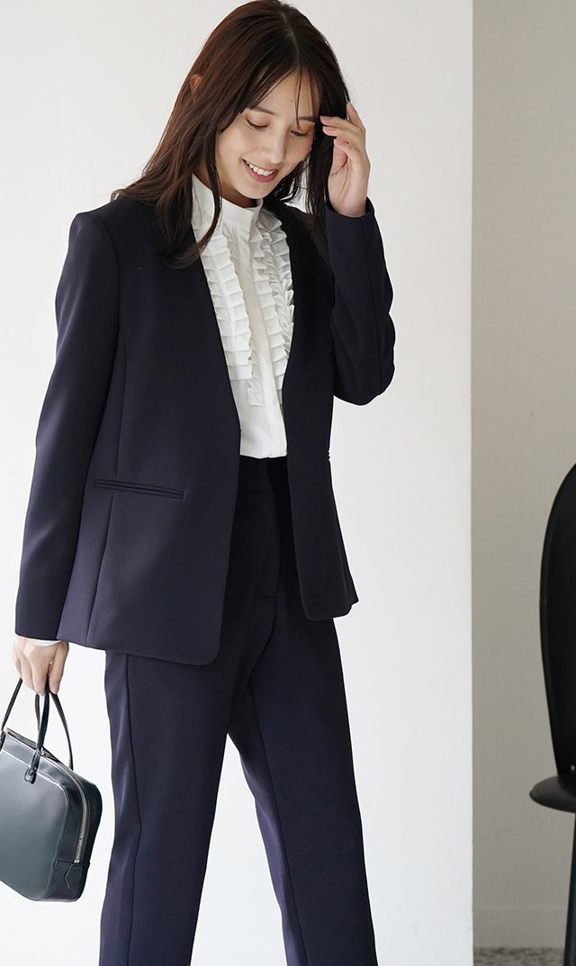 セレモニーなどのオンスタイルにはもちろん、軽めのアウターとしてラフ