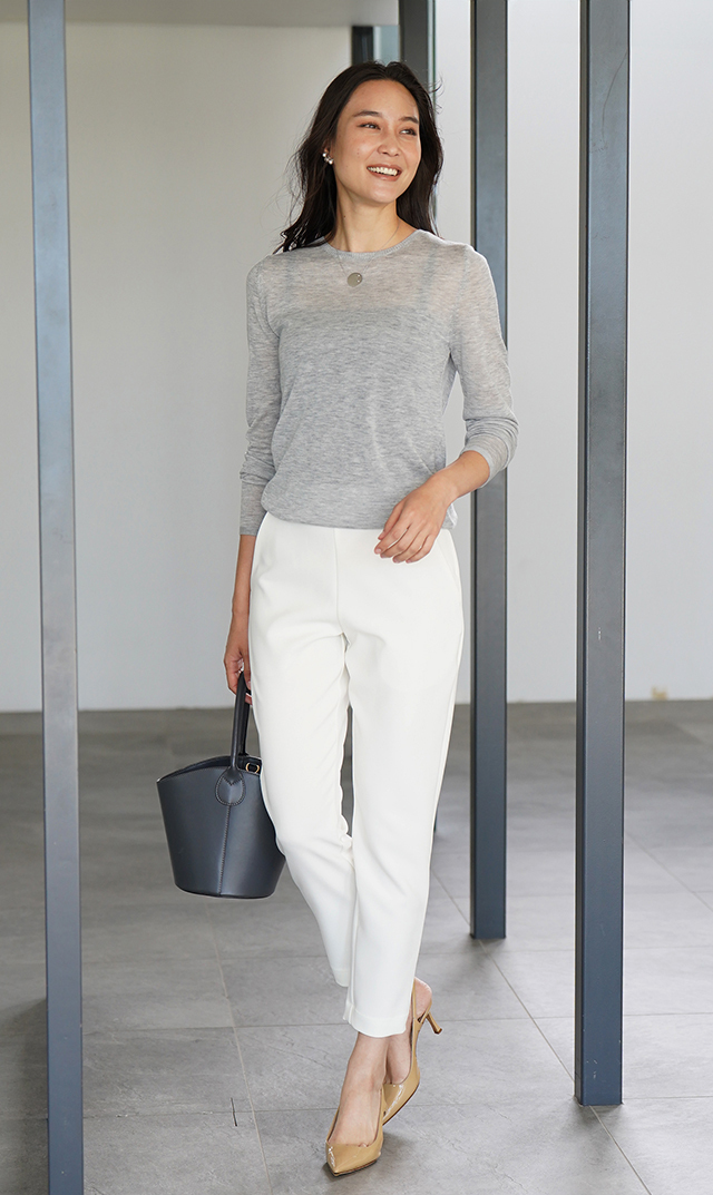 360°ストレッチアヴァテーパードパンツ白