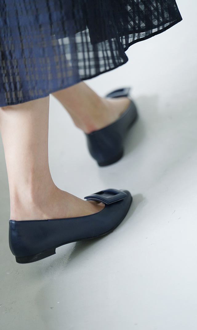 晴雨兼用スクエアバックルパンプス紺