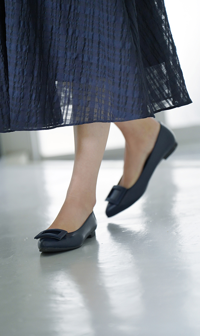 晴雨兼用スクエアバックルパンプス紺