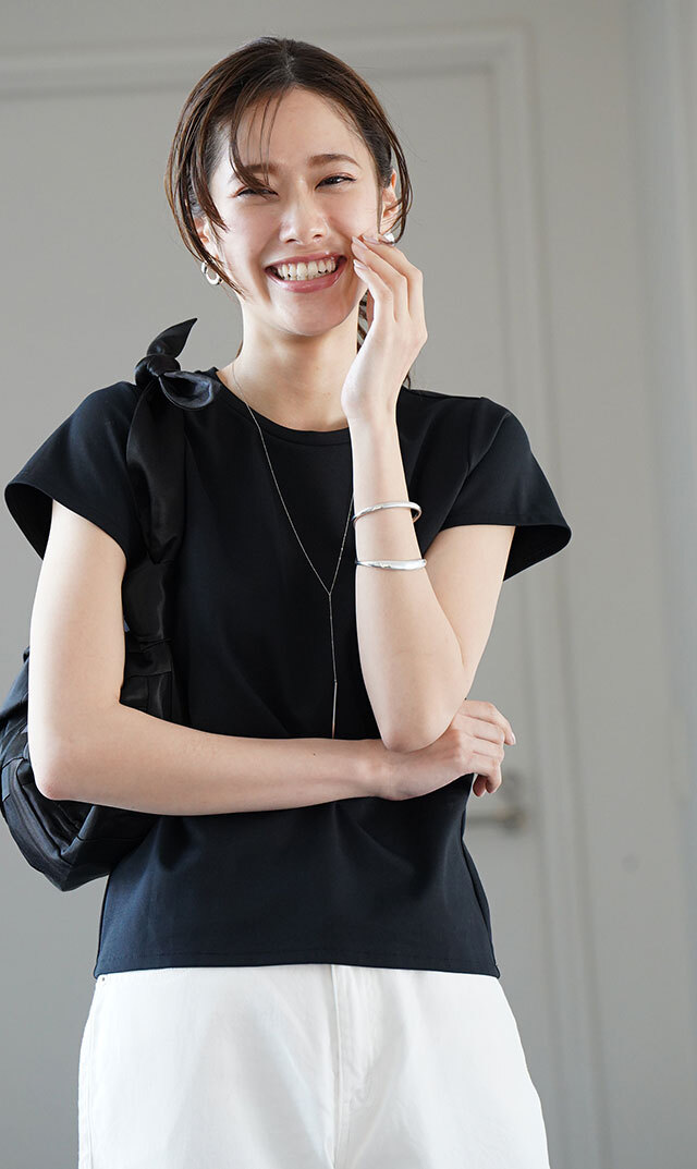小さめショルダーラインにコンパクトな袖丈ラナTシャツが登場！