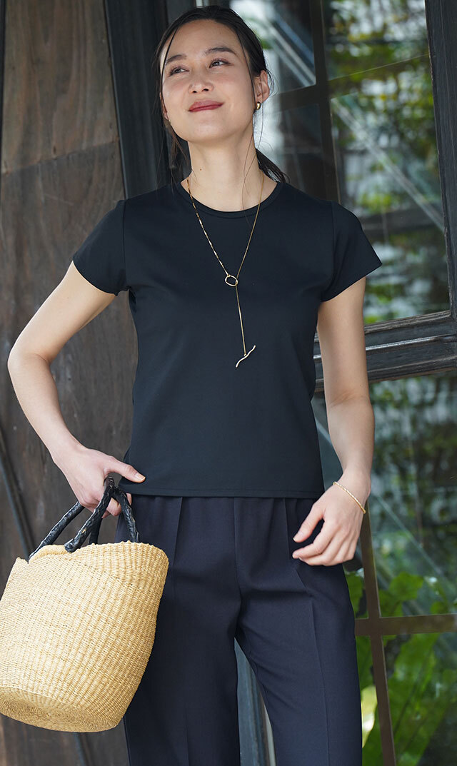 小さめショルダーラインにコンパクトな袖丈ラナTシャツが登場！