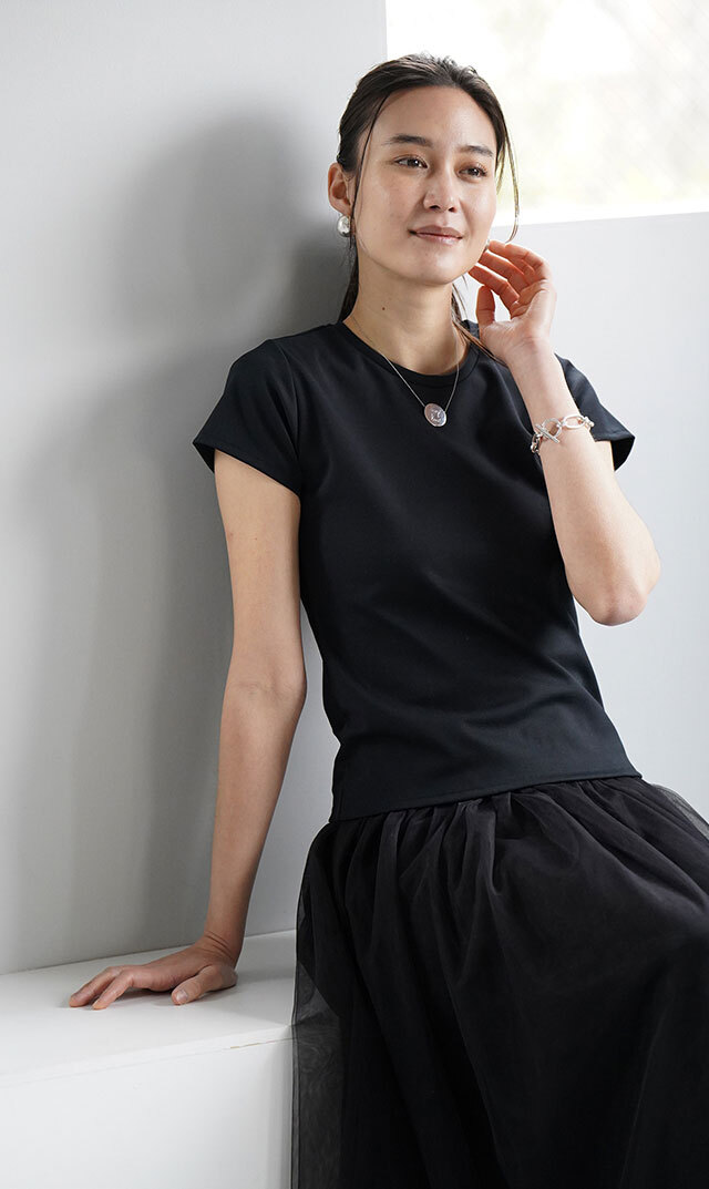 LANA ライブTシャツ Sサイズ ブラック 小さめショルダーラインにコンパクトな袖丈ラナTシャツが登場！