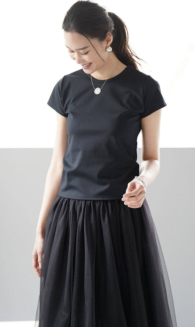 小さめショルダーラインにコンパクトな袖丈ラナTシャツが登場！
