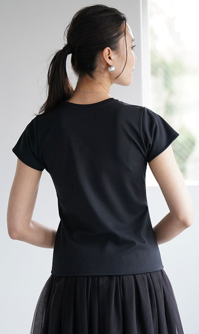 小さめショルダーラインにコンパクトな袖丈ラナTシャツが登場！