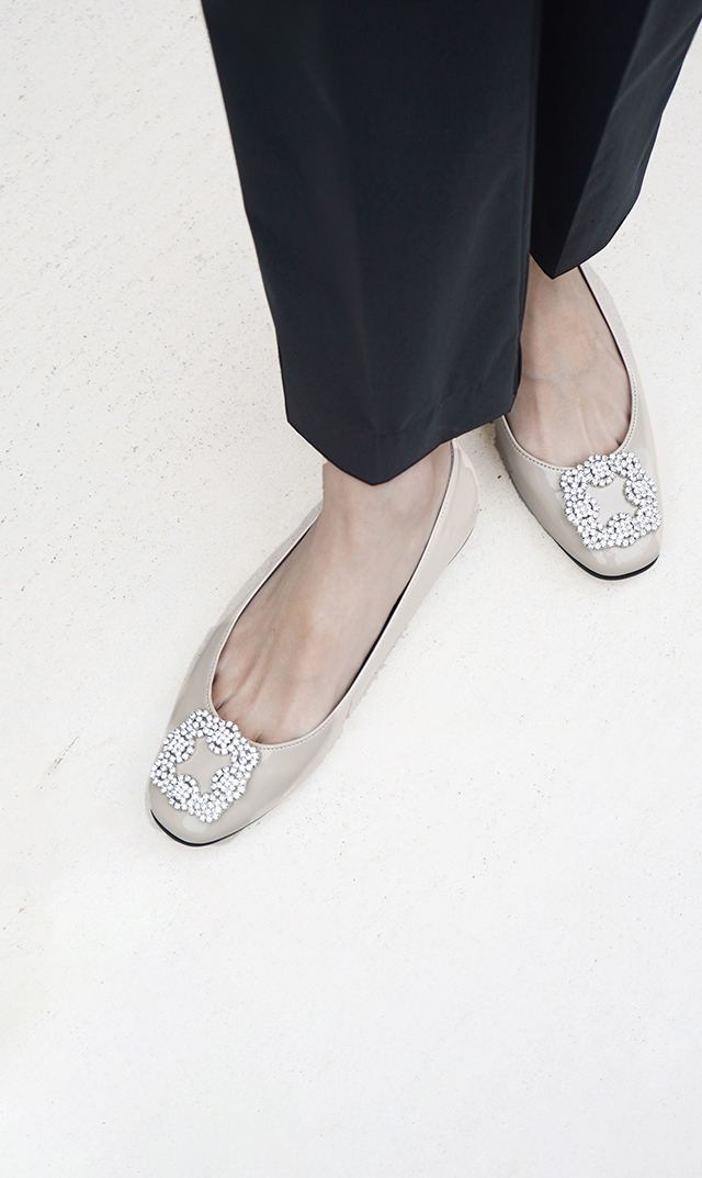 スクエアトゥにキラキラとビジューバックルが煌めく