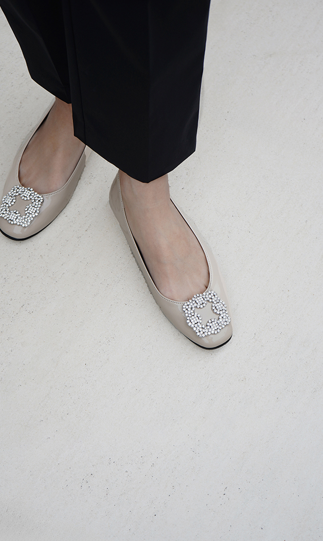 スクエアトゥにキラキラとビジューバックルが煌めく