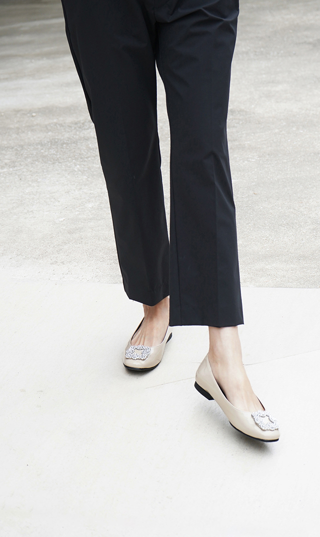 スクエアトゥにキラキラとビジューバックルが煌めく