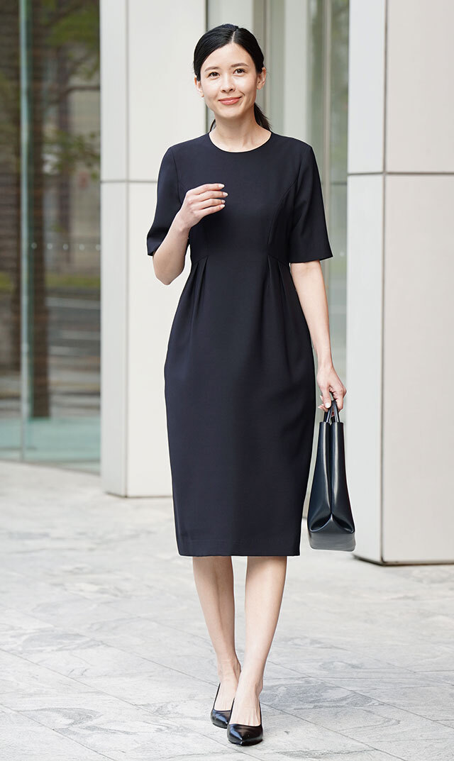 TO BE CHIC 涼しくてかわいい 襟取り外し可黒のフレアワンピース