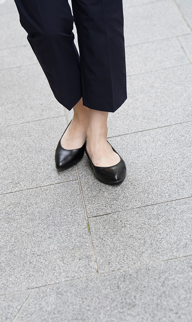 晴雨兼用ポインテッドプレーンパンプス(ブラック）が登場！
