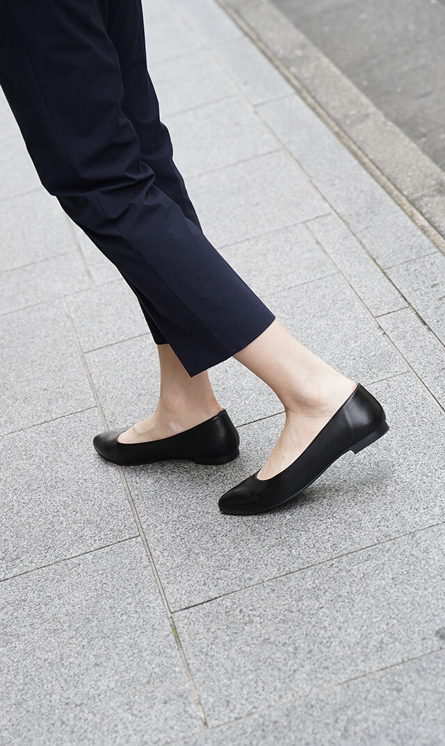 晴雨兼用ポインテッドプレーンパンプス(ブラック）が登場！