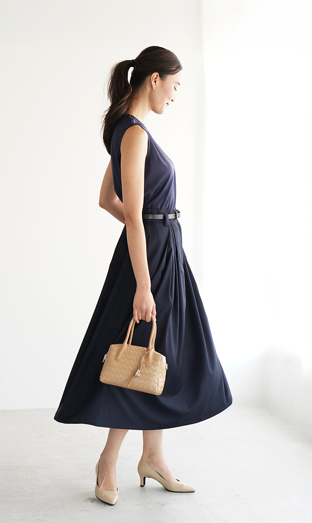 シワになりにくいタック付きフレアスカート紺