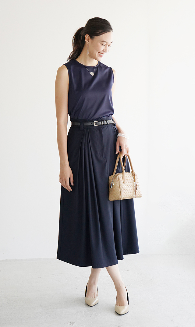 シワになりにくいタック付きフレアスカート紺