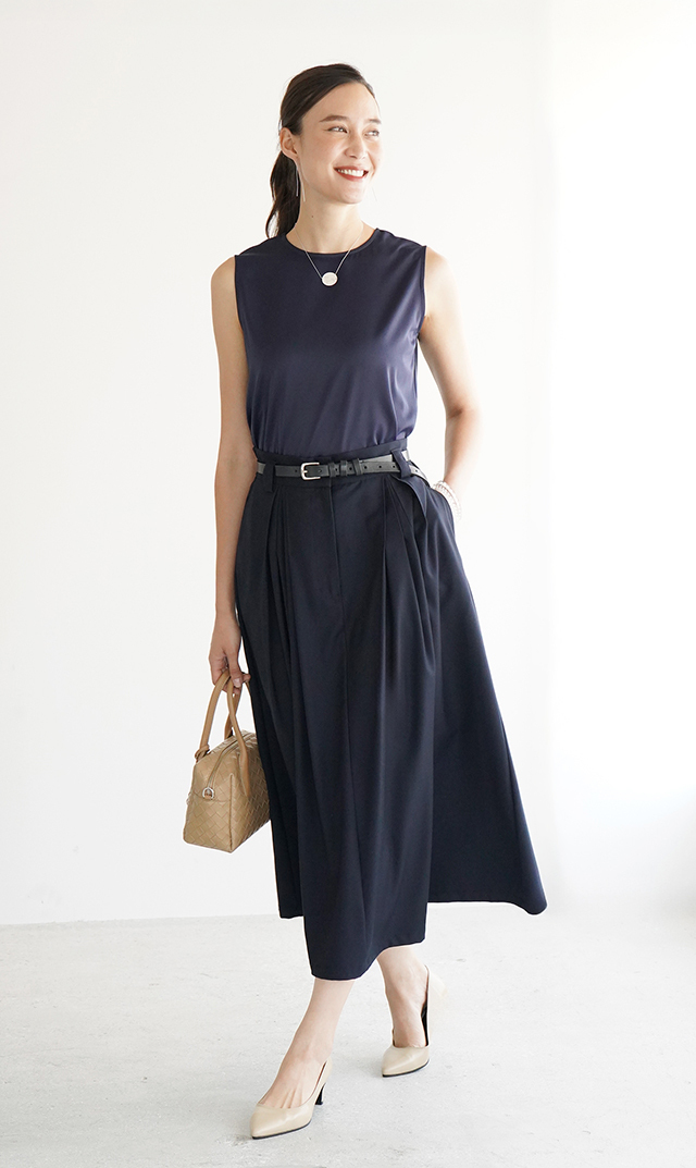 シワになりにくいタック付きフレアスカート紺