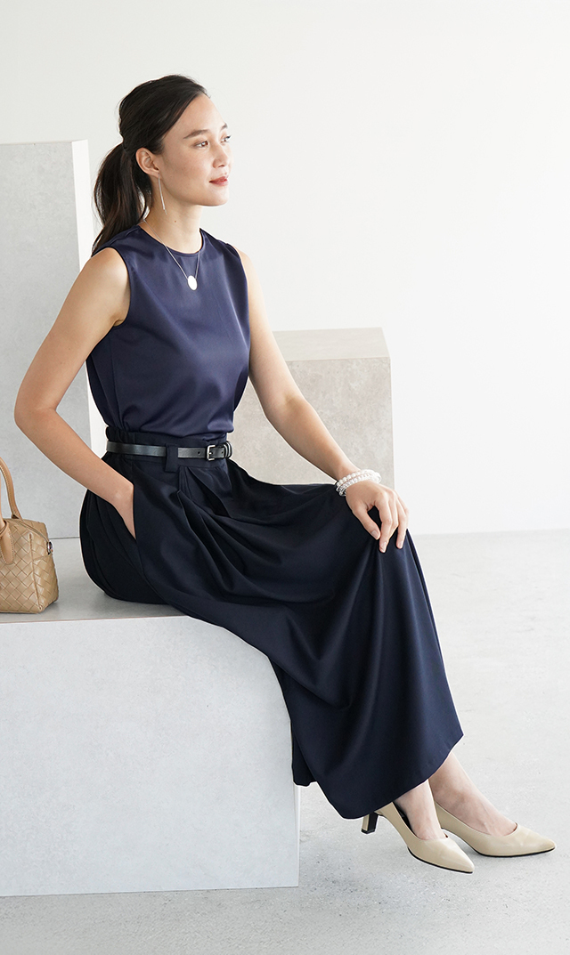 シワになりにくいタック付きフレアスカート紺