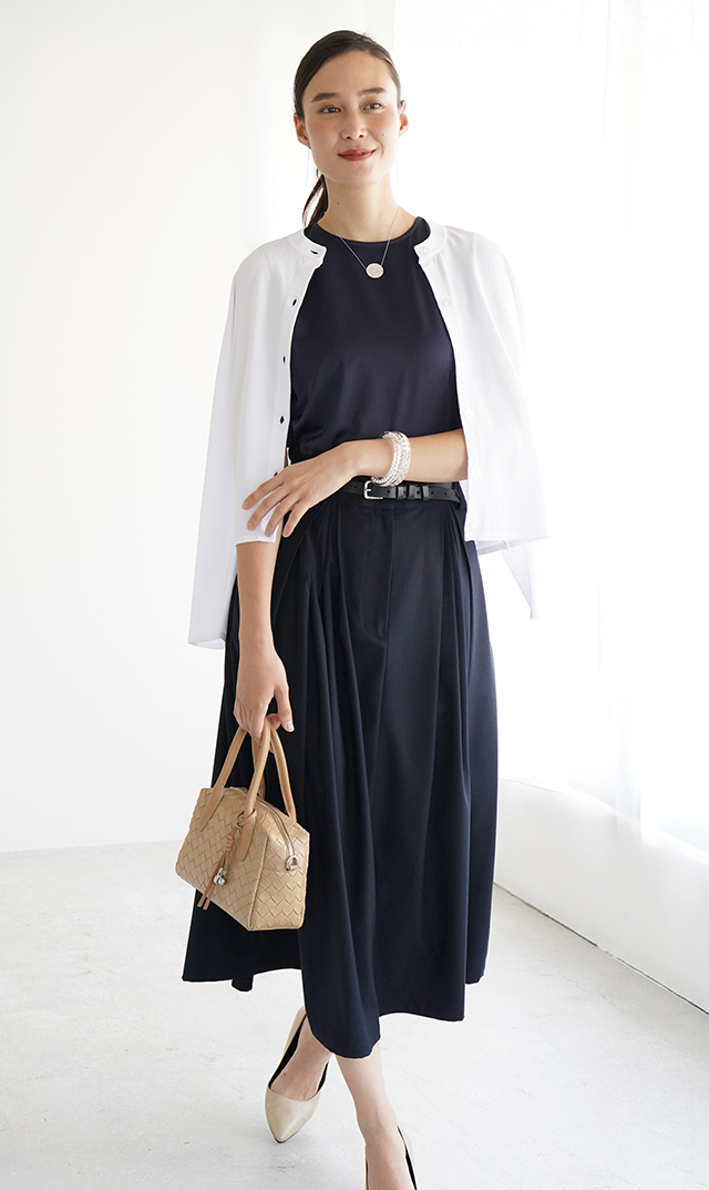 シワになりにくいタック付きフレアスカート紺