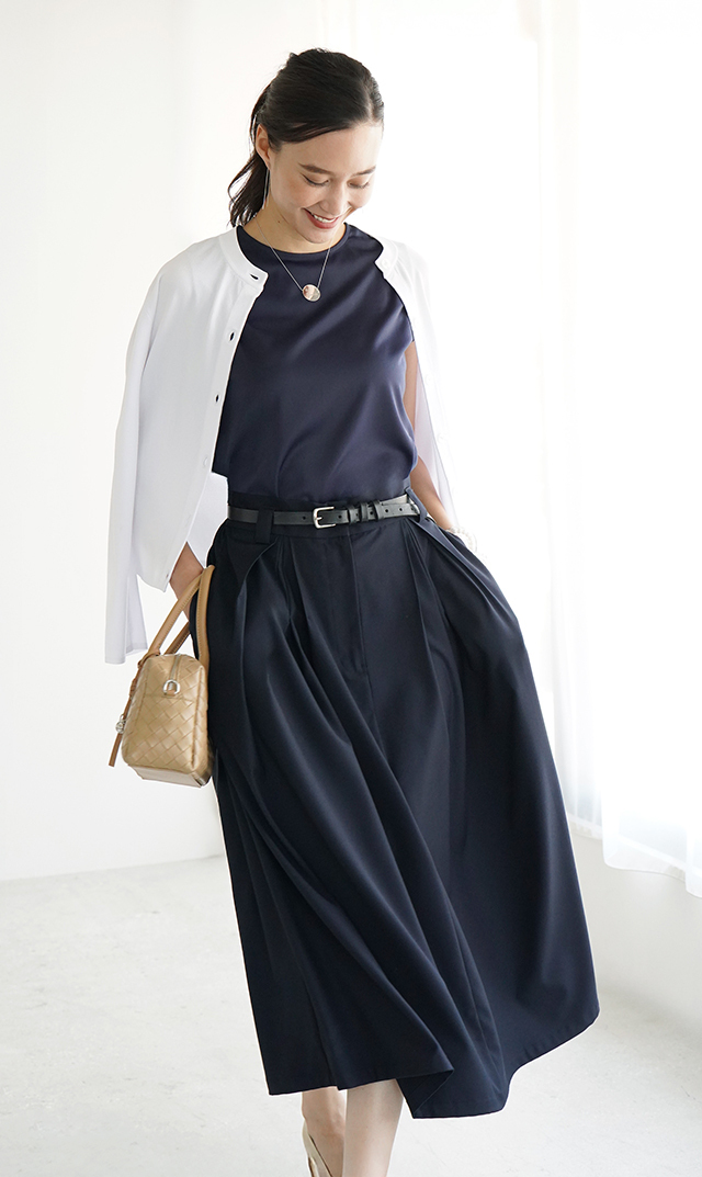 シワになりにくいタック付きフレアスカート紺