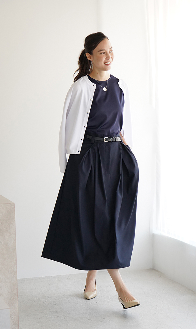 シワになりにくいタック付きフレアスカート紺