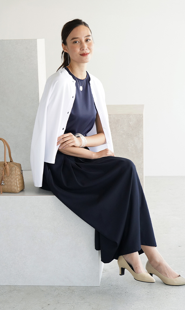 シワになりにくいタック付きフレアスカート紺